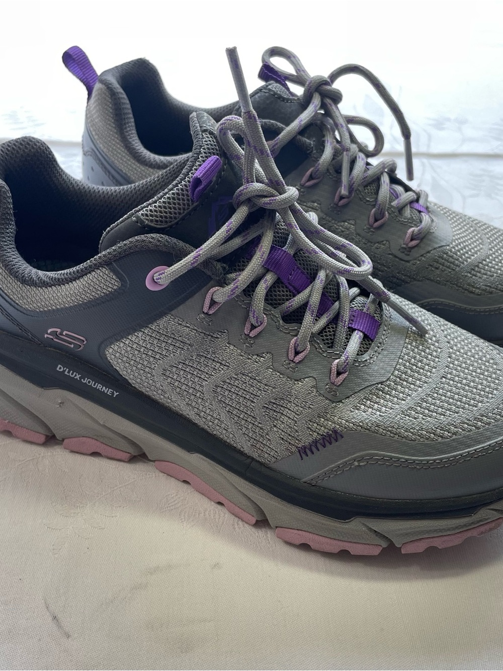 Skechers D'Lux Journey Women's Size 8 Trail Walking Hiking Shoes Gray Purple